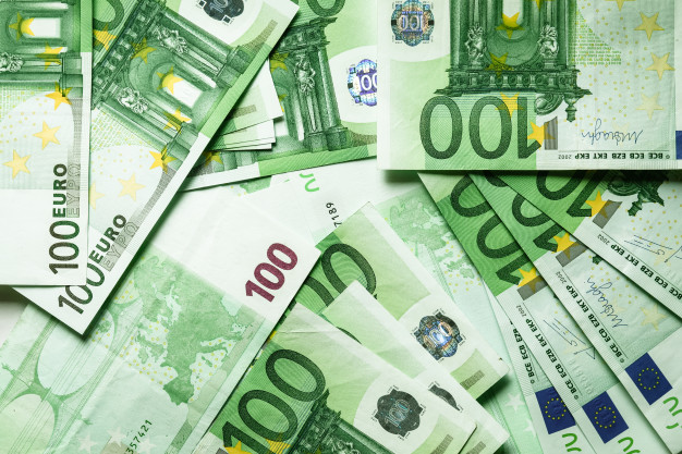 euro-currency-offers-100-euro-bank-note-table_109442-89